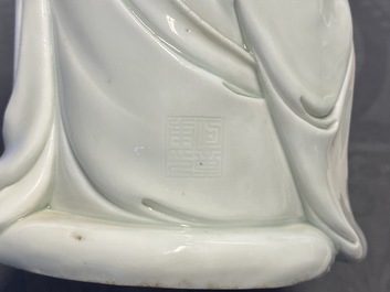 Une figure de Guanyin en porcelaine blanc de Chine, marque en creux, 19/20&egrave;me